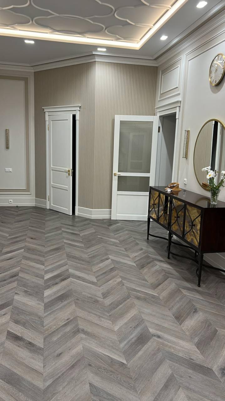 Кварцвиниловый SPC ламинат Vinilam Parquet Chevron Шеврон Легран RI444515CL4 французская елка 1293×305×8,5 фото в интерьере